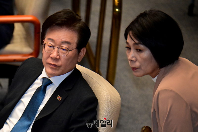 ▲ 이재명 더불어민주당 대표가 8월 28일 국회에서 열린 본회의에서 최민희 민주당 의원과 대화를 나누고 있다. ⓒ이종현 기자