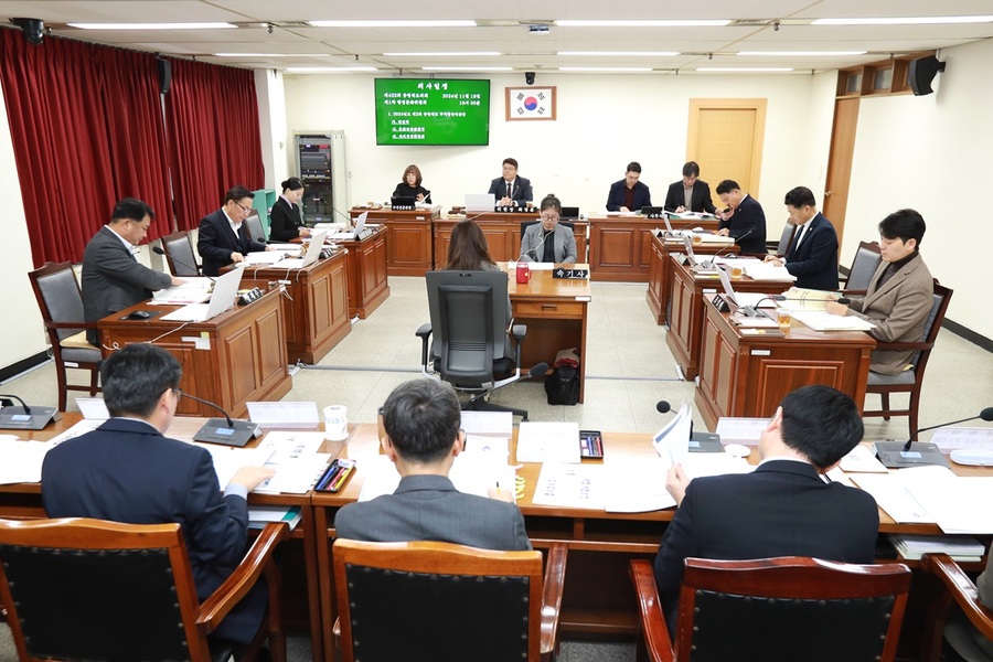 ▲ 충북도의회 행정문화위원회가 18일 제422회 정례회 1차 회의를 열고 행정국, 문화체육관광국, 자치경찰위원회에 대한 2024년도 제3회 추가경정예산안을 예비 심사했다.ⓒ충북도의회