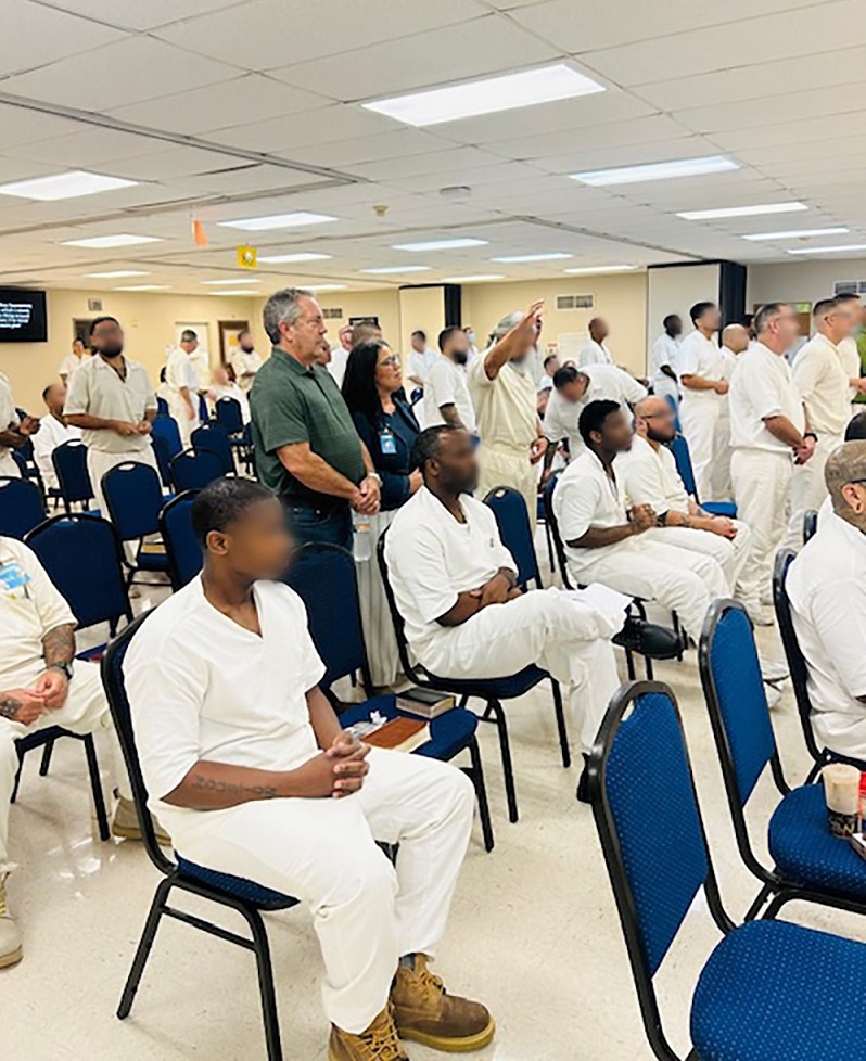 ▲ 환호하는 미국 휴스턴 교도소 수용자들의 모습. ⓒ한국교도협회