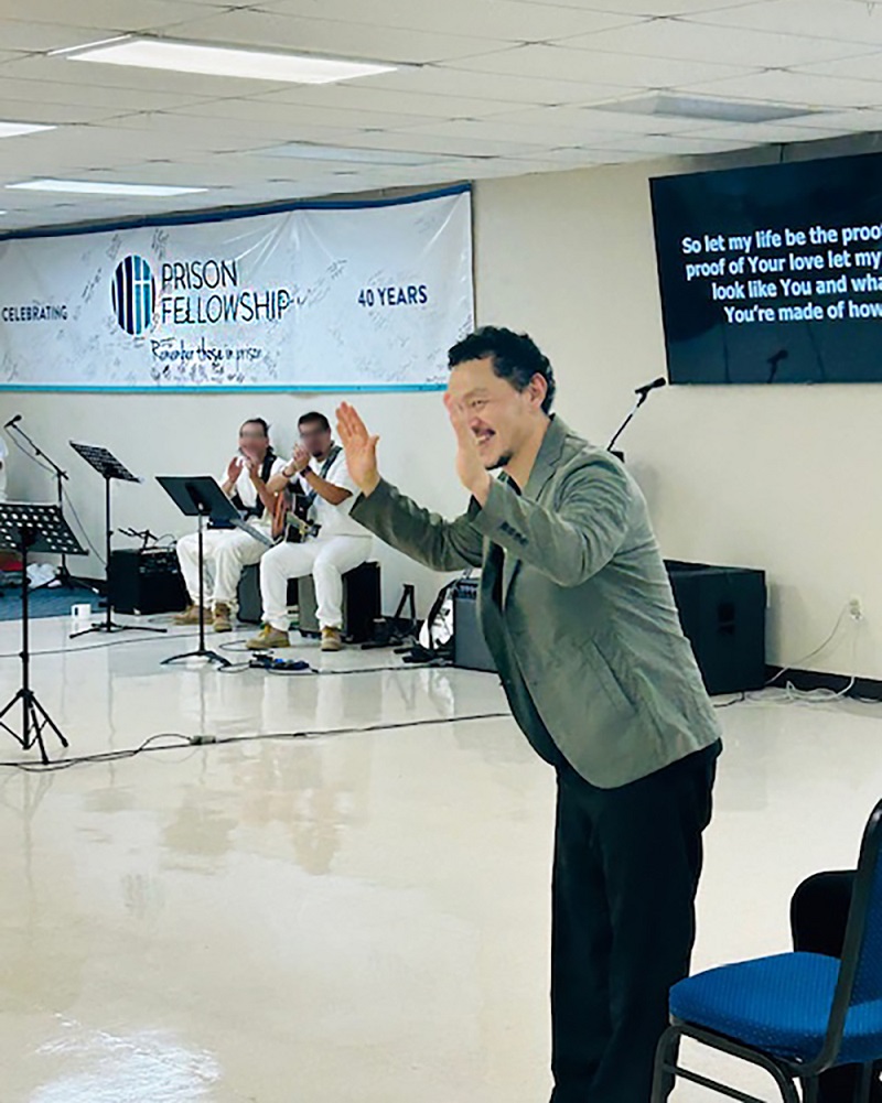 ▲ 미국 교도소 주일예배에서 수용자들에게 인사를 하고 있는 양동근. ⓒ한국교도협회