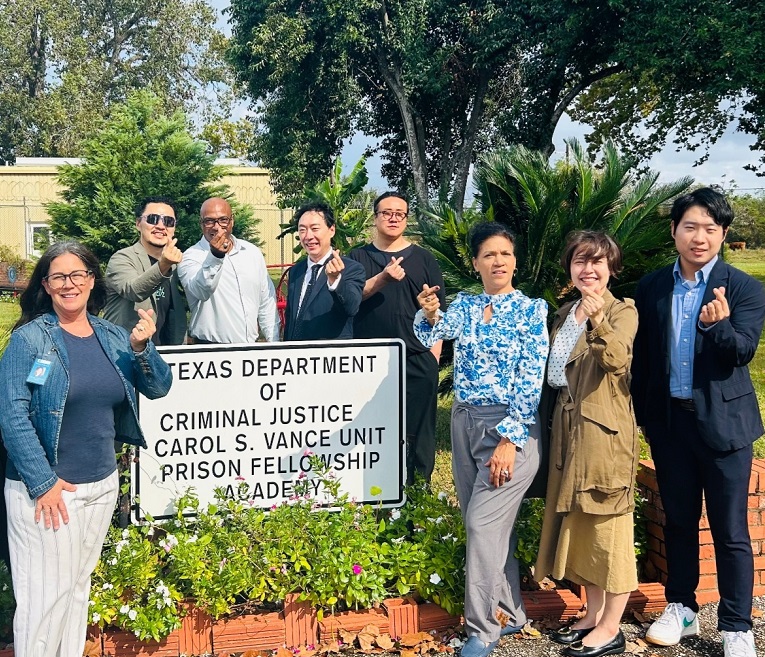 ▲ 미국 감옥 선교 관계자들과 기념 사진을 찍고 있는 양동근(왼쪽에서 2번째). ⓒ한국교도협회