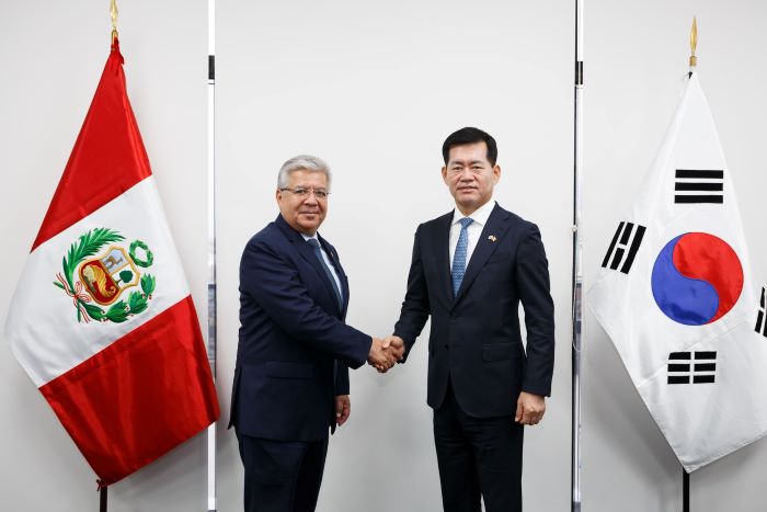 ▲ 16일(현지시간) 페루 국방부에서 석종건 방위사업청장과 발테르 아스뚜디요 페루 국방장관이 면담 후 기념촬영 중이다. ⓒ방위사업청 제공