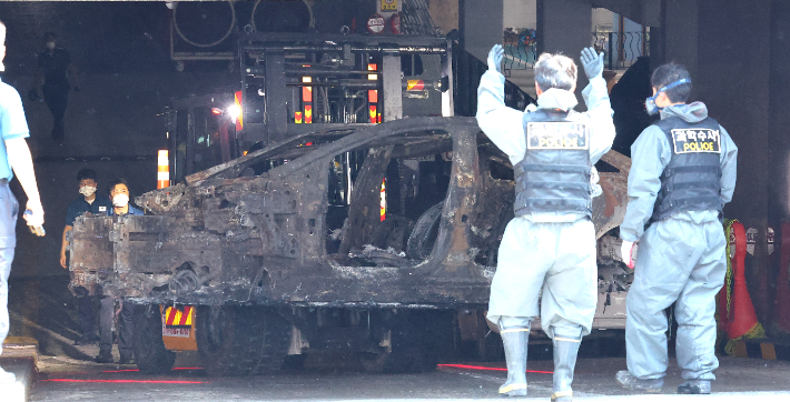 ▲ 인천경찰청과 국립과학수사대, 인천소방본부 등이 지난 8월 인천시 서구 청라동 아파트 화재 발화점으로 지목된 벤츠 전기차를 대상으로 2차 합동 감식을 진행하고 있다. ⓒ인천소방본부 제공