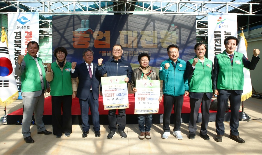 ▲ 경상북도농업기술원은 18일 울진군 평해읍에서 경북 농업대전환의 주주형 상생모델로 축분을 이모작 농경지 양분으로 활용해 생산된 조사료를 다시 한우에 양질건초로 순환하는 ‘경축순환특구’ 성과보고회를 실시했다.ⓒ경북도