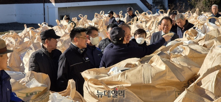 ▲ 충북 청주시 상당구 낭성면 농민들이 극한 호우와 폭염속에서 생산한 산물벼 수매현장에서 공공비축미곡과 시장격리곡을 충북농산물품질관리원 검사원이 등급을 판정하고 있다. 사진은 청주시 상당구 낭성면 산물벼 수매현장에서 이동우 충북도의원, 김병국 청주시의원, 도정선 동청주농협조합장이 농민들과 함께 등급 판정을 지켜보고 있다. 청주시의 공공비축미곡‧시장격리곡 매입량은 12월 초순까지 2023년 전체 매입량(7847t)보다 9.03% 늘어난 8556t이다.ⓒ뉴데일리