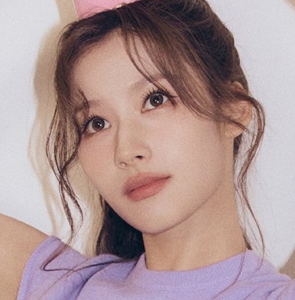 "역시 <b>트와이스</b>" <b>러블리</b>+내추럴 매력 ‥ 신보 'STRATEGY' 콘셉트 포토 화...