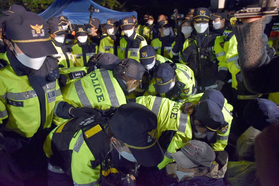 ▲ 29일 오전 주한미군이 경북 성주군 초전면 소성리 사드(THAAD·고고도미사일방어체계)기지로 장비 수송 반입을 시도하려하자 이를 저지하는 주민들과 경찰이 충돌하고 있다. (사진=소성리종합상황실 제공) 2020.05.29 ⓒ뉴시스