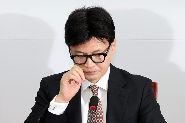 ▲ 한동훈 국민의힘 대표가 지난 4일 오전 서울 여의도 국회에서 열린 최고위원회의에서 발언하다 잠시 안경을 고쳐 쓰고 있다.ⓒ뉴시스
