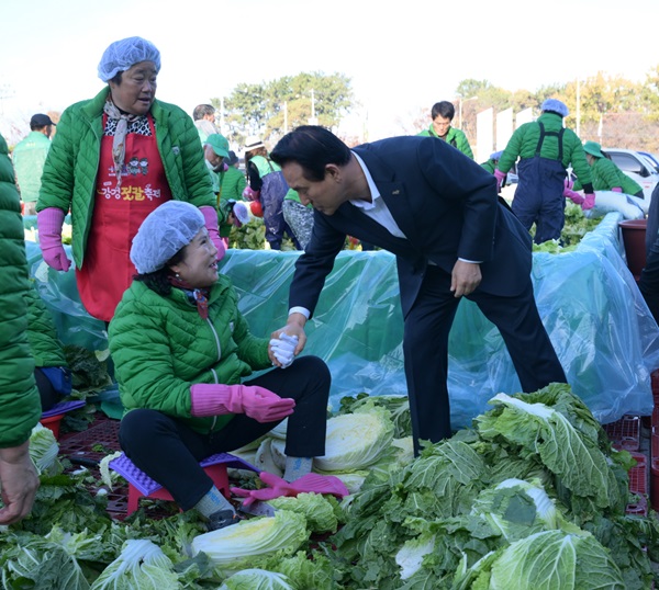 ▲ 백성현 논산시장이 19일 시민운동장에서 열린 논산시새마을회의 ‘사랑의 김장 담그기’ 행사장을 방문해 참여자를 격려하고 있다.ⓒ논산시