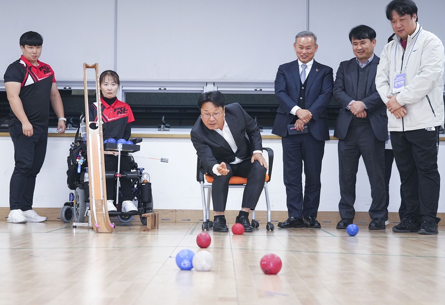 ▲ 강기정 광주광역시장이 지난 18일 오후 서구 광주장애인국민체육센터를 방문해 광주장애인체육회 직원들과 대화를 나눈 뒤 보치아 경기를 체험하고 있다.ⓒ광주광역시
