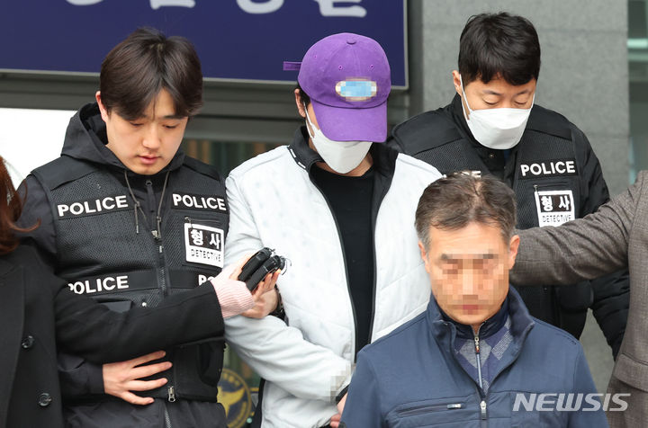 ▲ 국가대표 출신 전 야구선수 오재원(39)씨가 지난 3월29일 서울 강남경찰서에서 서울중앙지검으로 송치되고 있다. ⓒ뉴시스