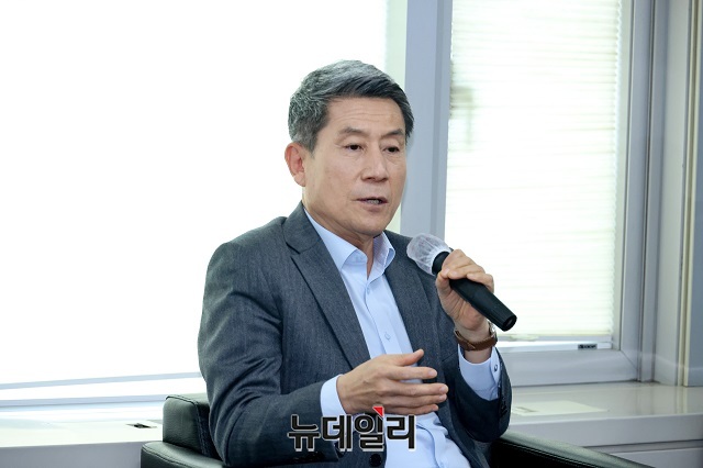 ▲ 이강덕 포항시장이 19일 시청 브리핑룸을 방문해 해외 출장 성과 등을 설명하고 있다.ⓒ뉴데일리