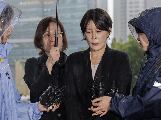 ▲ 음주운전 사고를 일으킨 문재인 전 대통령의 딸 다혜 씨가 18일 오후 경찰 조사를 받기 위해 변호인과 서울 용산구 용산경찰서로 출석해 취재진의 질문을 받고 있다. ⓒ연합뉴스