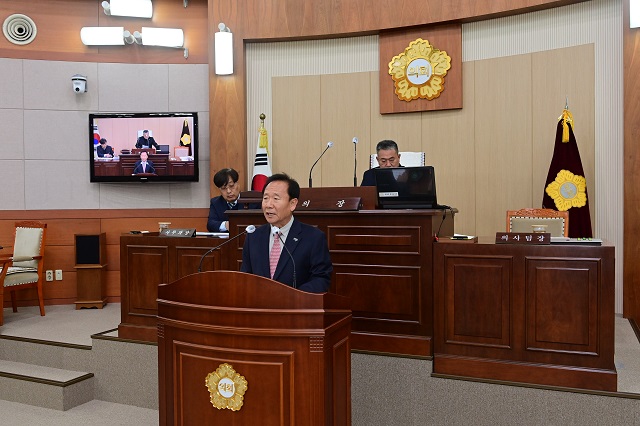 ▲ 박현국 봉화군수는 19일 제268회 봉화군의회 정례회를 맞아 시정연설을 통해 내년도 군정 운영 방향을 밝혔다.ⓒ봉화군