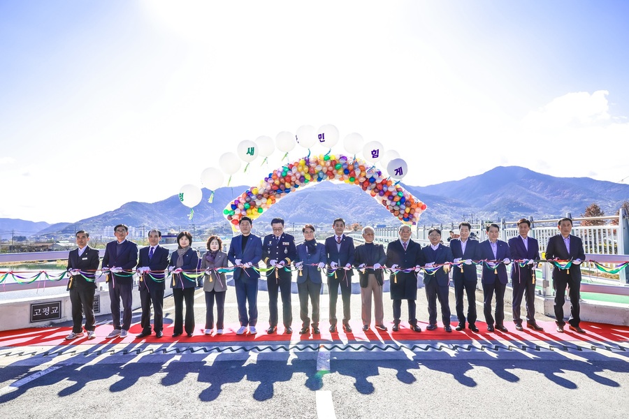 ▲ 청도군(군수 김하수)은 19일 화양읍 고평리 일원 고평교 재가설 현장에서 김하수 청도군수, 군의원, 기관단체장 및 주민 200여 명이 참석한 가운데 고평교 개체공사 준공식을 가졌다.ⓒ청도군