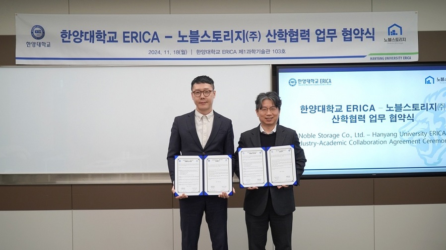 ▲ 박태준 한양대 ERICA 지능형로봇사업단장(오른쪽)과 정우재 노블스토리지㈜ 대표가 산학협력 업무협약을 체결했다.ⓒ한양대