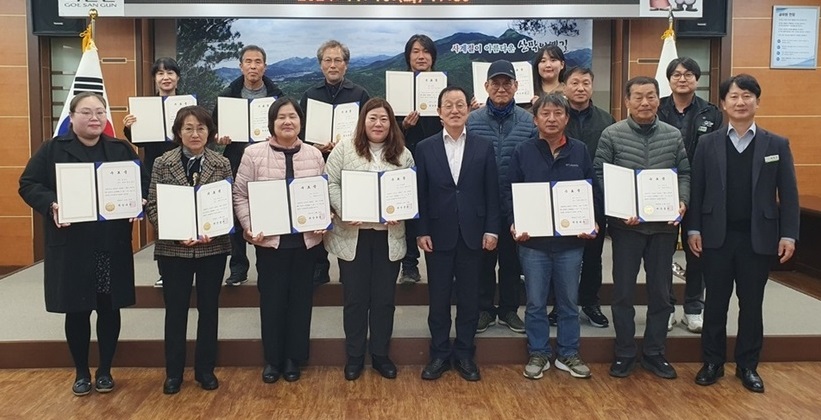 ▲ 충북 괴산군(군수 송인헌)은 지난 19일 제6기 괴산군민 축제아카데미 수강생 12명에게 교육 이수증을 전달했다.ⓒ괴산군