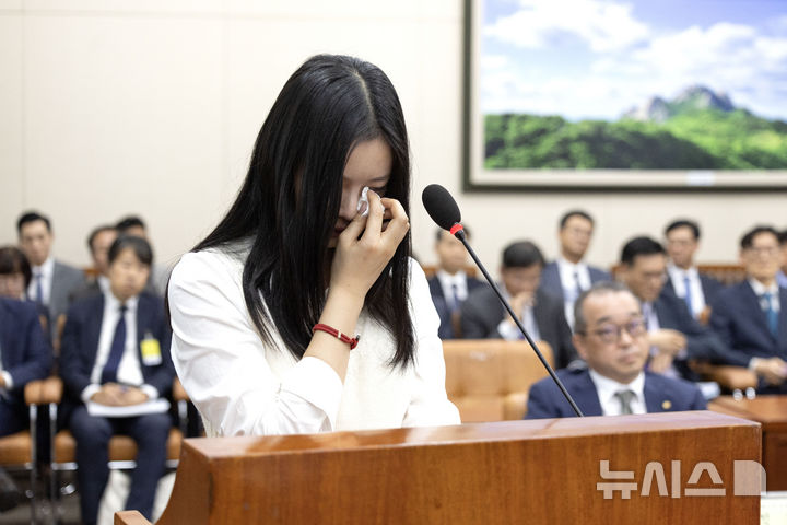 ▲ 뉴진스 멤버 하니 팜이 지난달 15일 오후 서울 여의도 국회에서 열린 환경노동위원회의 경제사회노동위원회, 중앙노동위원회, 최저임금위원회 등에 대한 국정감사에서 눈물을 흘리고 있다. ⓒ뉴시스