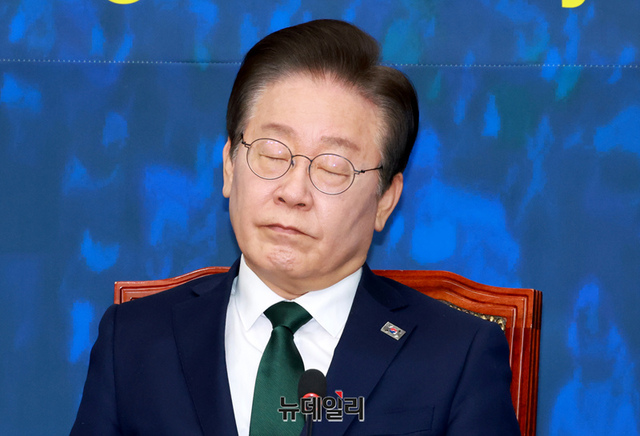 ▲ 이재명 더불어민주당 대표가 지난 18일 오전 국회 당대표실에서 열린 최고위원회의에 참석해 본인의 무죄를 주장하는 최고위원들의 발언을 굳은 얼굴로 듣고 있다.ⓒ이종현 기자
