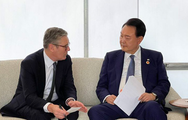 ▲ 윤석열 대통령이 19일(현지시각) 브라질 리우데자네이루 현대미술관에서 19차 주요 20개국(G20) 정상회의를 계기로 키어 스타머 영국 총리와 한·영 정상회담을 하고 있다. (사진=대통령실 제공) 2024.11.20. ⓒ뉴시스