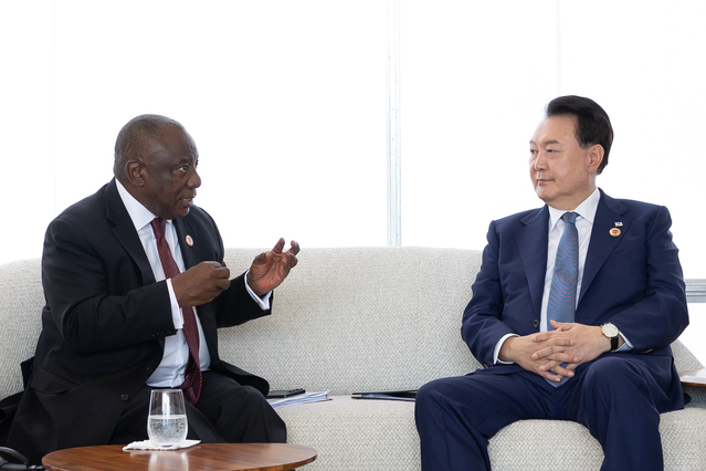 ▲ 윤석열 대통령이 19일(현지시각) 브라질 리우데자네이루 현대미술관에서 19차 주요 20개국(G20) 정상회의를 계기로 시릴 라마포사 남아프리카공화국 대통령과 한·남아공 정상회담을 하고 있다. (공동취재) 2024.11.20. ⓒ뉴시스