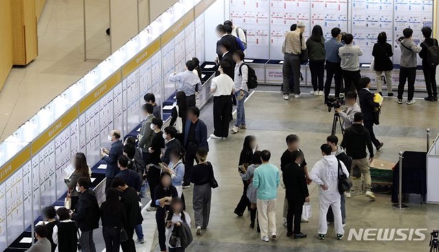 ▲ '2023 KB굿잡, 부산 잡(JOB) 페스티벌'에서 구직자들이 채용공고 게시판을 살펴보고 있다. 231018 ⓒ뉴시스