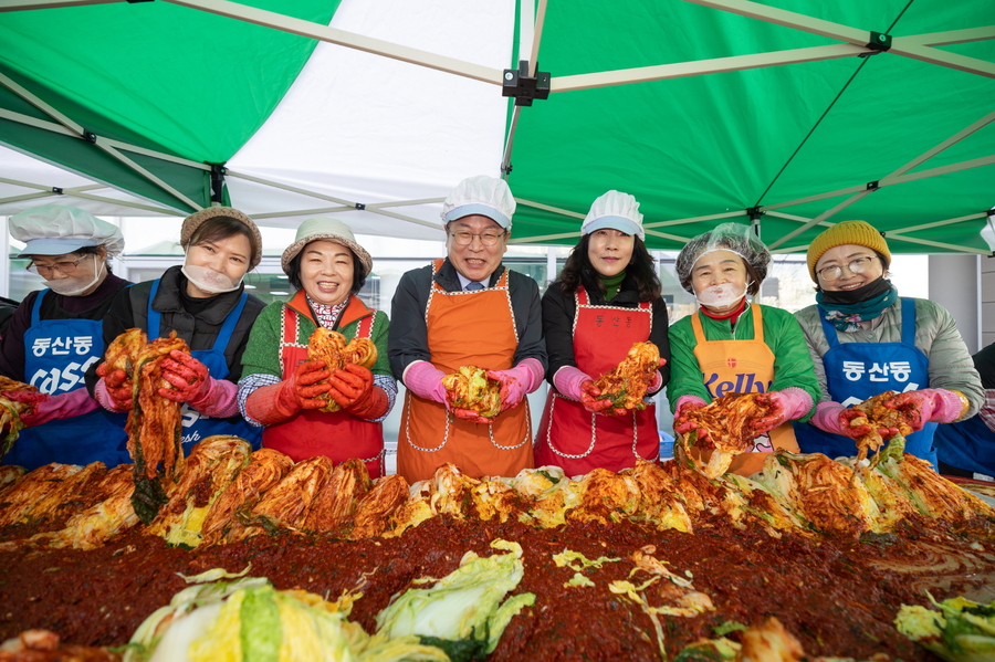 ▲ 정헌율 익산시장이 동산동 사랑의 김치나누기 행사에 함께 하고 있다.ⓒ익산시