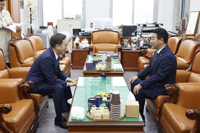 ▲ 김동연 경기도지사(왼쪽)가 20일 오후 국회 본관에서 2025년 경기도 주요 국비 사업 확보 건의를 위해 박정 예산결산특별위원회 위원장을 면담하고 있다. ⓒ경기도 제공