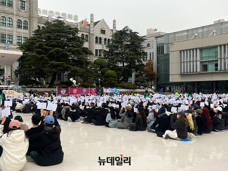 ▲ 동덕여자대학교 총학생회를 비롯한 재학생들이 20일 오후 서울 성북구 동덕여자대학교에서 열린 학생총회에서 남녀공학 전환 안건에 대해 반대표를 던지고 있다. ⓒ어윤수 기자
