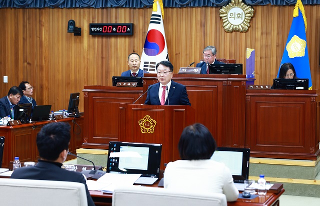 ▲ 손병복 군수는 20일 제280회 울진군의회 정례회에서 2025년도 예산안 제출에 따른 시정연설을 하고 있다.ⓒ울진군