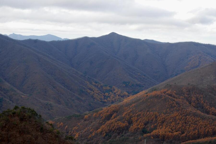 ▲ 맷등바위 계단에서 바라본 대미산과 그 뒤로 주흘산과 운달산.ⓒ진경수 山 애호가