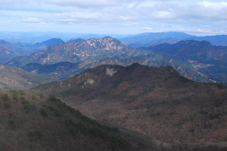 ▲ 맷등바위 암릉에서 바라본 도락산과 황정산.ⓒ진경수 山 애호가