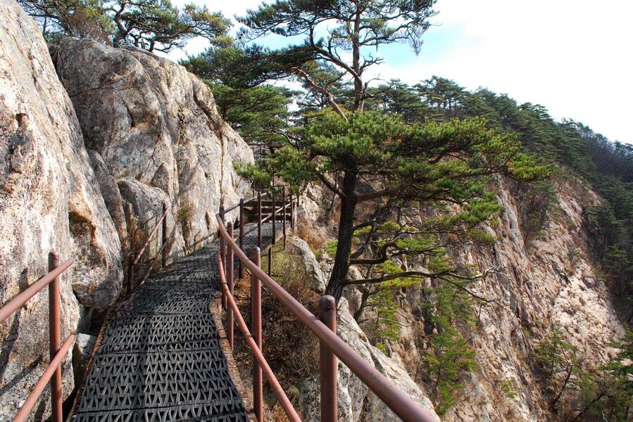 ▲ 맷등바위 능선의 잔도.ⓒ진경수 山 애호가