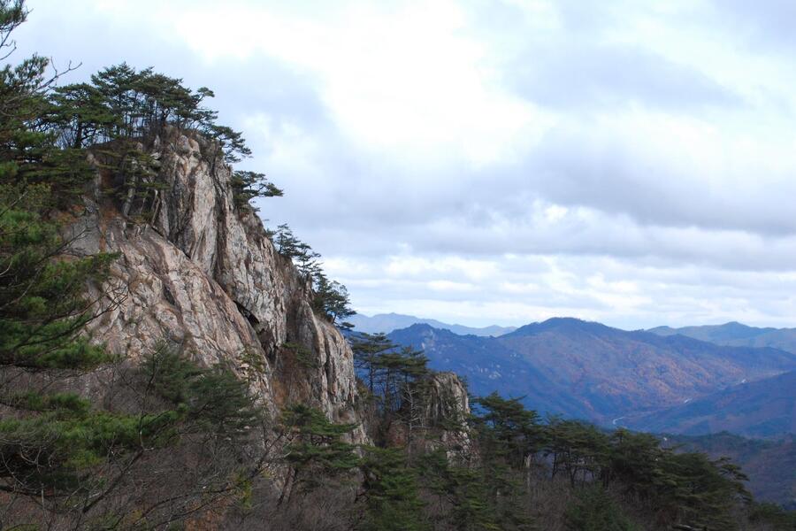 ▲ 황장산 하단 부근에서 바라본 황장산 정상부의 암벽.ⓒ진경수 山 애호가