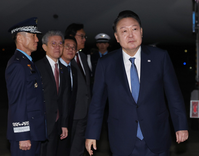 ▲ APEC 정상회의와 G20 정상회의 일정을 마친 윤석열 대통령이 21일 성남 서울공항을 통해 귀국해 공군 1호기에서 내려 환영인사들과 인사나눈 뒤 차량으로 이동하고 있다. 2024.11.21. ⓒ뉴시스