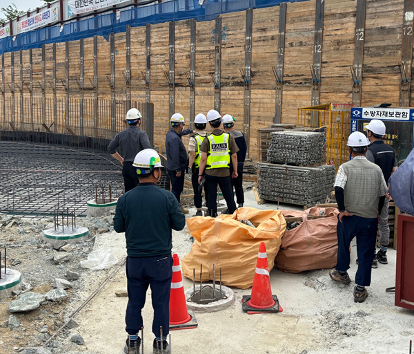▲ 행정중심복합도시건설청이 이 안전 위협 요인을 사전에 제거하기 위해 절토사면(흙막이)을 점검하고 있다.ⓒ행복청