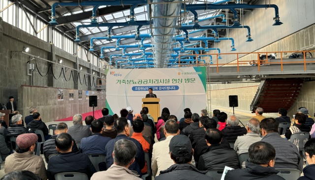 ▲ 21일 경기 화성시 화옹4공구 내 수원축협 바이오가스화시설에서 장주익 조합장이 현장 견학에 참가한 조합원들에게 향후 추진 계획을 설명하고 있다. ⓒ수원축협 제공