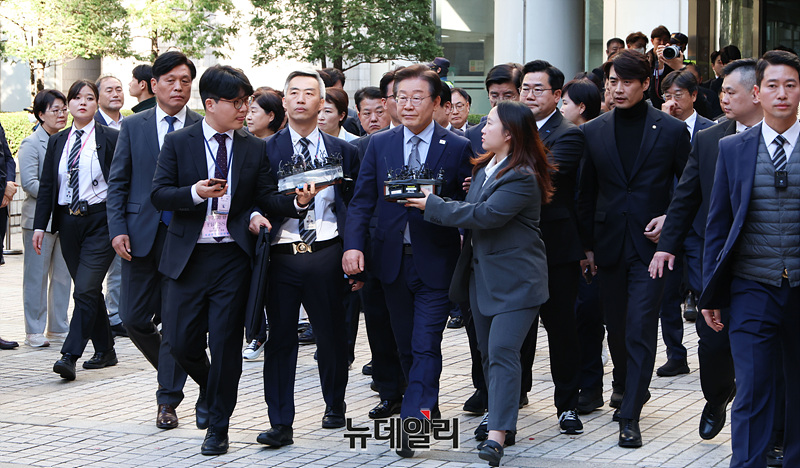 ▲ 이재명 더불어민주당 대표가 지난 15일 서울중앙지법 형사합의34부(한성진 부장판사) 심리로 열린 공직선거법 위반 사건 선고공판을 마치고 법원을 나서며 취재진의 질문에 답하고 있다. ⓒ서성진 기자