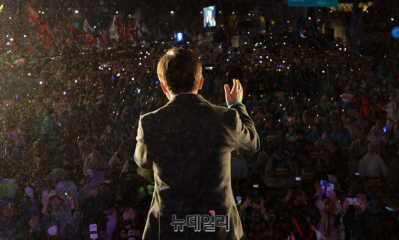 ▲ 이재명 더불어민주당 대표가 16일 오후 서울 광화문 앞에서 열린 '정부 규탄·특검 촉구 제3차 국민 행동의 날'에서 발언하고 있다. ⓒ서성진 기자