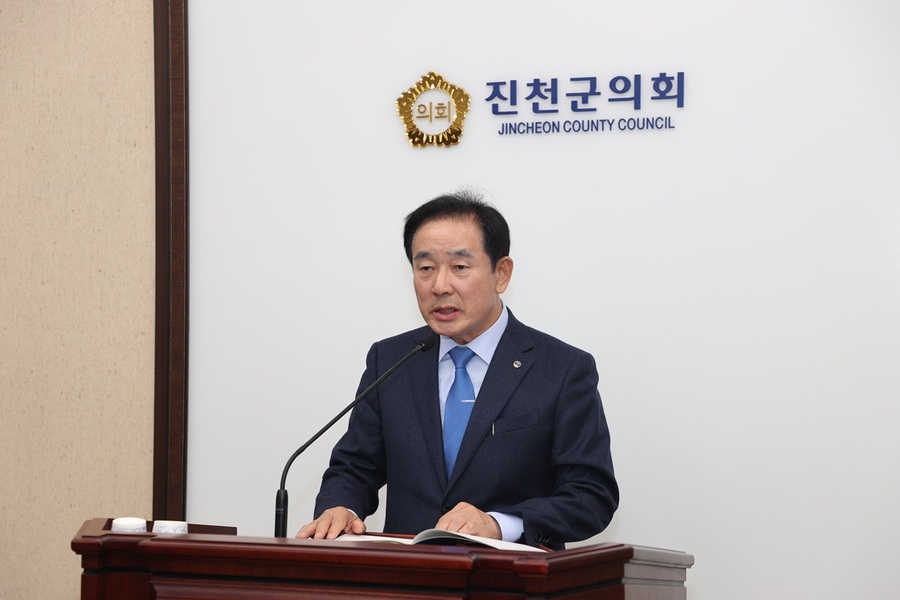 ▲ 송기섭 진천군수가 21일 진천군의회 본회의장서 열린 제326회 진천군의회 제2차 정례회서 내년도 예산안을 제출하며 진행된 시정연설을 하고 있다.ⓒ진천군