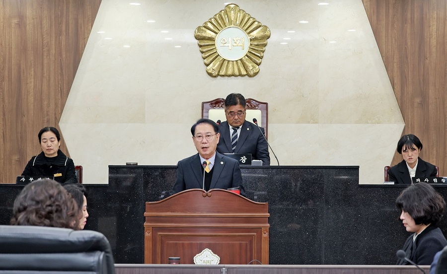 ▲ 송인헌 충북 괴산군수가 21일 열린 제336회 괴산군의회 제2차 정례회서 시정연설을 하고 있다.ⓒ괴산군