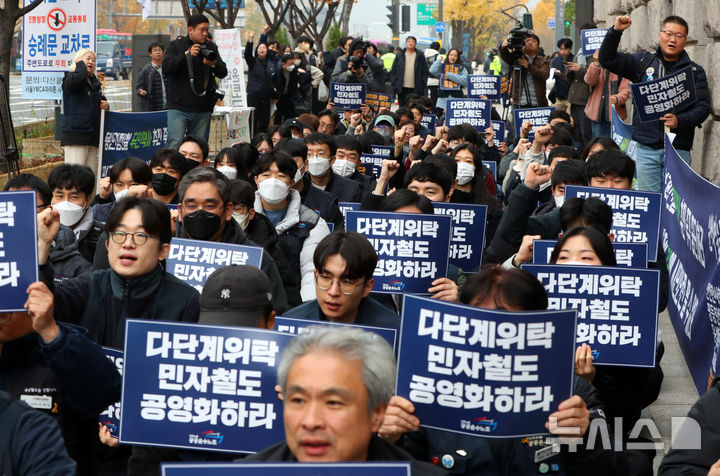 ▲ 21일 오전 서울 중구 서울시청 서편광장에서 서울메트로 9호선 지부·서해선 지부·용인 경전철지부 공공운수노조 산하 민자철도 3사 노동조합원들이 연합 집회를 열고 호선 안전 인력 충원과 서해선 외주화 중단, 용인 경전철선 역사 무인화를 촉구하고 있다. ⓒ뉴시스