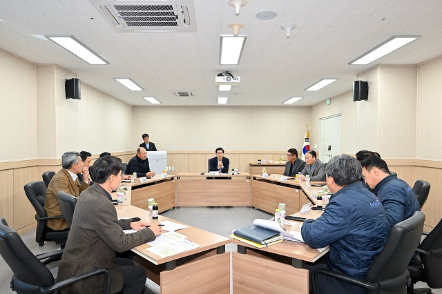 ▲ 김광열 영덕군수가 수산업 종사자들의 애로사항을 청취하며 소통하고 있다.ⓒ영덕군