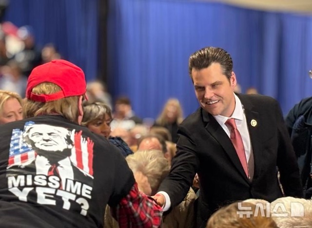 ▲ 맷 게이츠 전 의원이 버지니아에서 열린 트럼프 당시 대통령선거 후보 유세에 참석해 지지자들과 인사하고 있다. 240302 ⓒ뉴시스