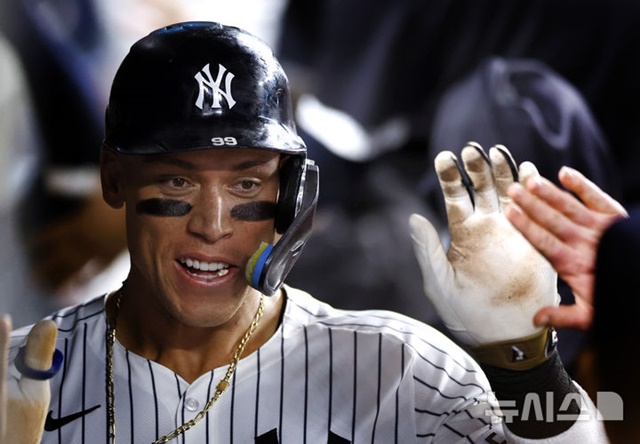 ▲ 뉴욕 양키스의 애런 저지가 2024년 MLB 볼티모어 오리올스와의 경기에서 홈런을 친 뒤 더그아웃에서 환영받고 있다. 240926 AP/뉴시스. ⓒ뉴시스
