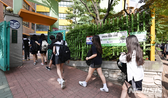 ▲ 경기도 수원시 한 중학교에서 학생들이 등교하는 모습. ⓒ뉴시스