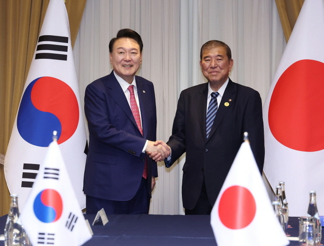 ▲ 윤석열 대통령이 16일(현지시각) 페루 리마 한 호텔에서 이시바 시게루 일본 총리와 아시아태평양경제협력체(APEC) 정상회의 계기 한-일 정상회담에 앞서 악수하며 기념촬영을 하고 있다. ⓒ뉴시스