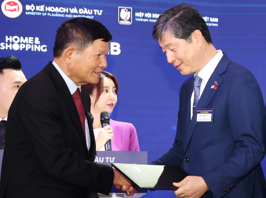 ▲ 허현도 중소기업중앙회 부산울산 회장(오른쪽)과 응우옌 탄 칸 하롱시 중소기업협회장(왼쪽)이 지난 21일 베트남 국가혁신센터에서 업무협약을 체결하고 있다.ⓒ중기중앙회 부울본부