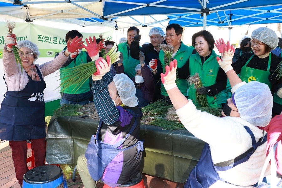 ▲ 충북도는 22일 청주 중앙공원서 지역 어르신들과 자원봉사단체 관계자 약 100여 명이 참석한 가운데 ‘일하는 밥퍼’ 사업을 추진했다.  ⓒ충청북도