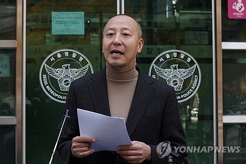 ▲ 국민의힘 당원 게시판에 한동훈 대표와 가족 이름으로 윤석열 대통령 부부 비방글이 올라왔다는 의혹과 관련, 고발인인 오상종 《자유대한호국단》 대표가 22일 오후 서울경찰청에서 조사를 받기에 앞서 입장문을 발표하고 있다. ⓒ 연합뉴스